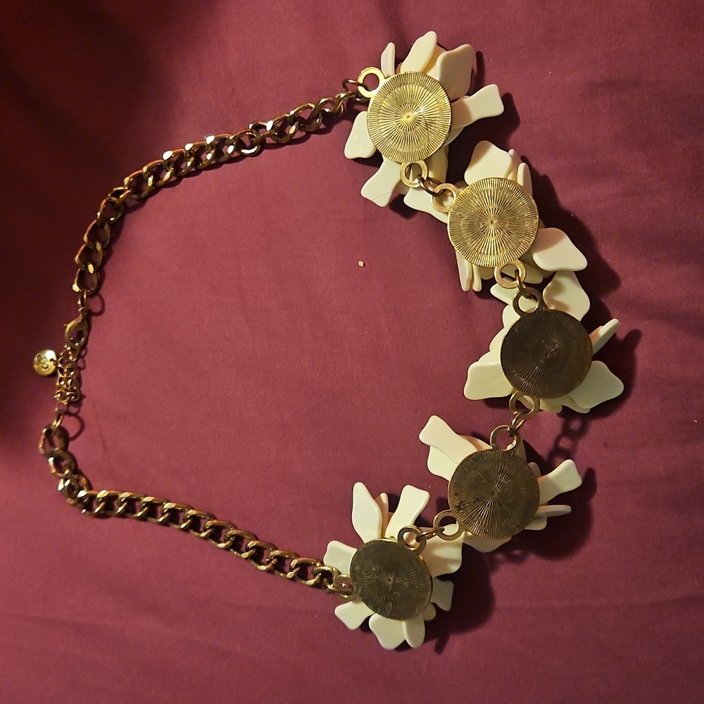 Plunder Cream and Gold Floral Necklace - Picture 2 of 3